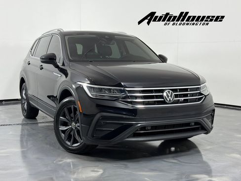 Used 2023 Volkswagen Tiguan SE w/ Panoramic Sunroof Package FWD image 1