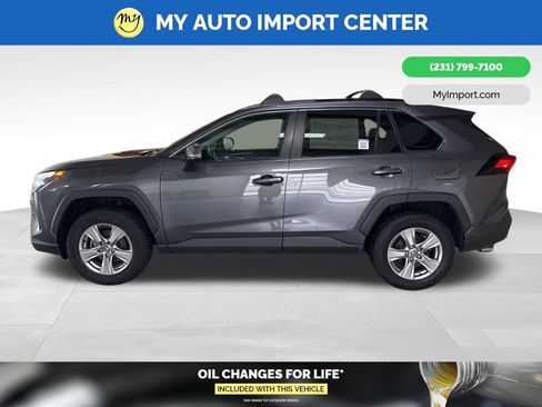 Used 2022 Toyota RAV4 XLE w/ Convenience Package image 4