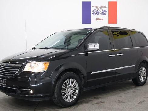 Used 2016 Chrysler Town & Country Touring-L image 8