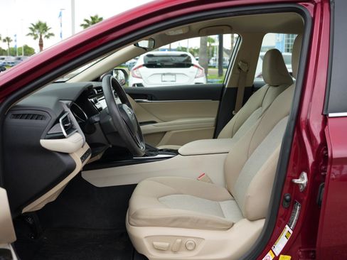 Used 2018 Toyota Camry LE FWD image 13
