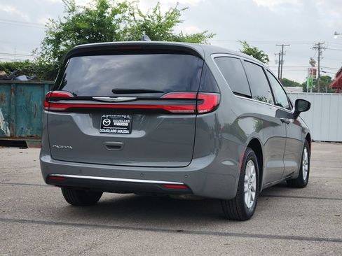 Used 2023 Chrysler Pacifica Touring-L FWD image 4