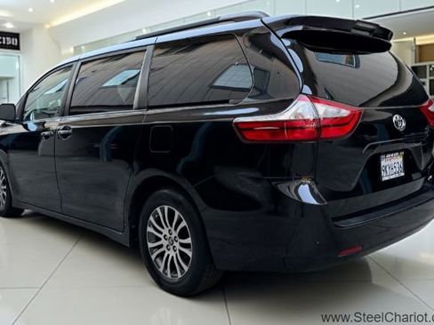 Used 2018 Toyota Sienna XLE image 3
