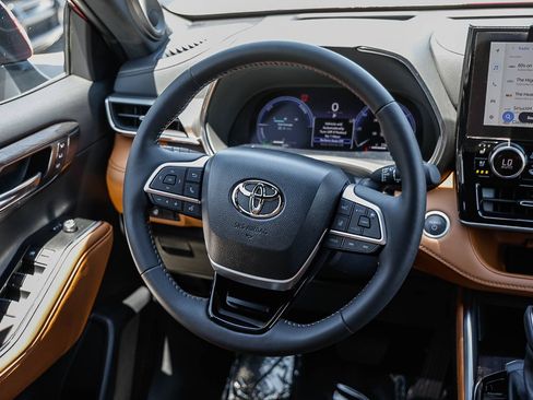 Used 2026 Toyota Highlander Platinum AWD/4WD image 13