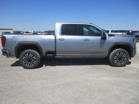 New 2026 GMC Sierra 3500 Denali Ultimate AWD/4WD image 3