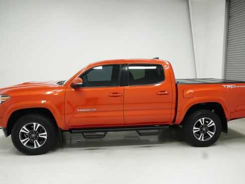 Used 2018 Toyota Tacoma TRD Sport w/ Technology Package RWD image 7