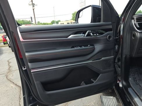 Used 2025 Jeep Grand Wagoneer L Series III w/ Rear Seat Video Group 1 AWD/4WD image 11