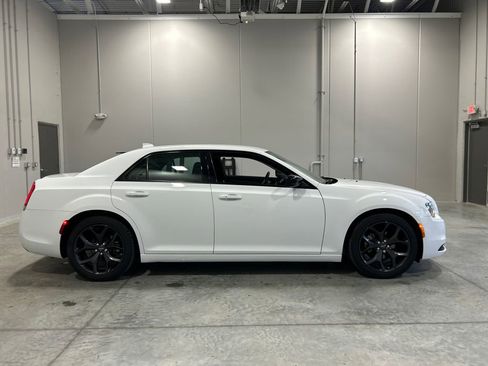 Used 2022 Chrysler 300 Touring w/ Sport Appearance Package image 5