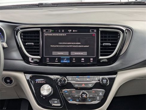 Used 2023 Chrysler Pacifica Touring-L image 18