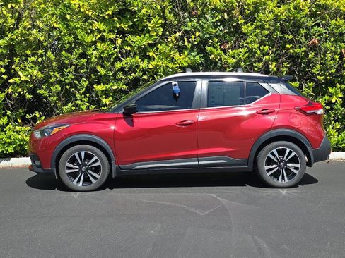Used 2020 Nissan Kicks SR w/ SR Premium Package FWD image 6