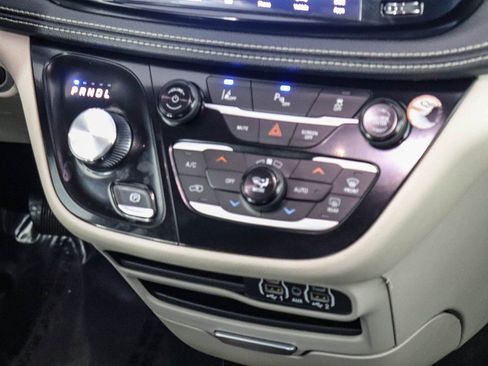 Used 2024 Chrysler Pacifica Select image 13