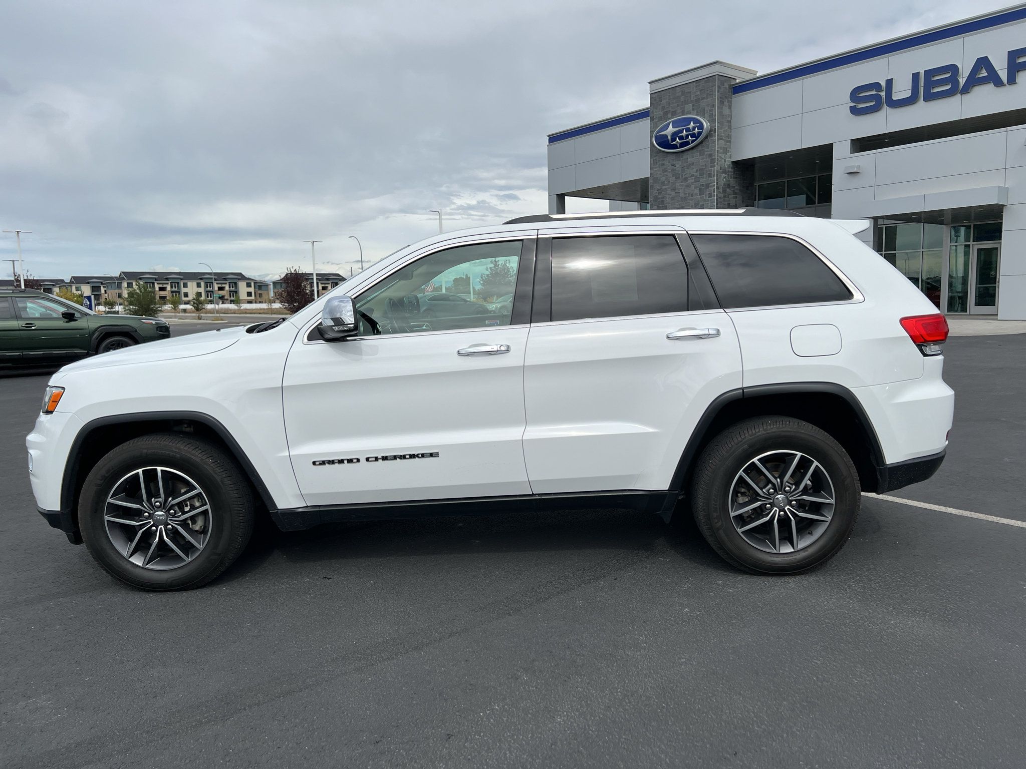 Used 2017 Jeep Grand Cherokee Limited AWD/4WD image 1
