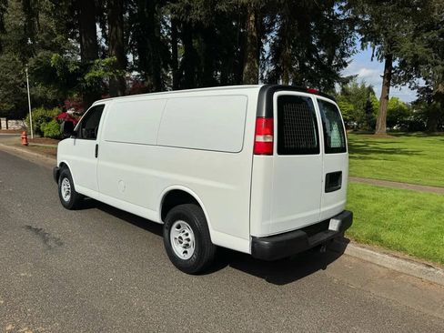 Used 2009 GMC Savana 3500 RWD image 3