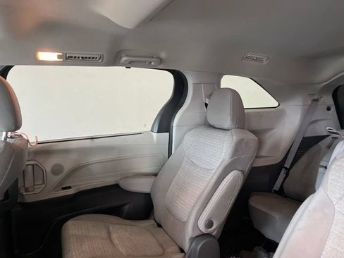 Used 2021 Toyota Sienna LE FWD image 10