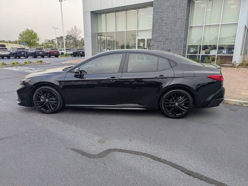 Used 2025 Toyota Camry SE w/ Convenience Package image 8