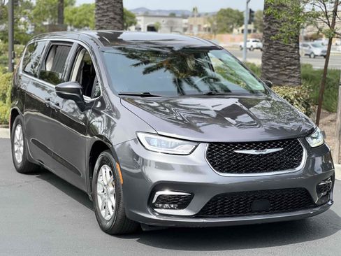 Used 2023 Chrysler Pacifica Touring-L image 18