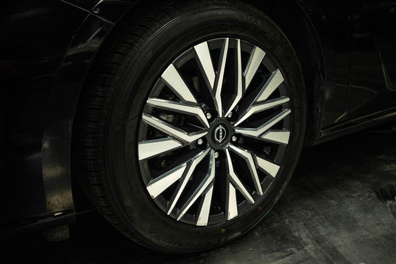 Used 2024 Nissan Altima 2.5 SV FWD image 3