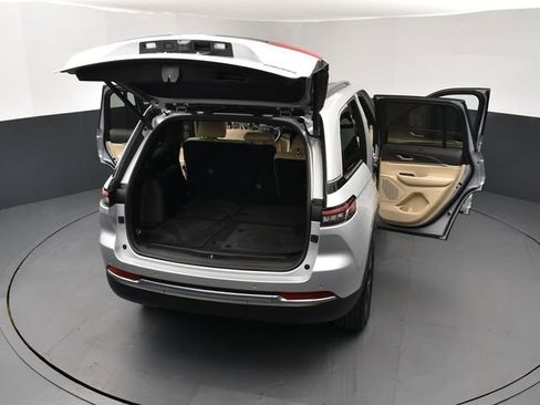 Used 2024 Jeep Grand Cherokee Limited w/ Luxury Tech Group II image 29