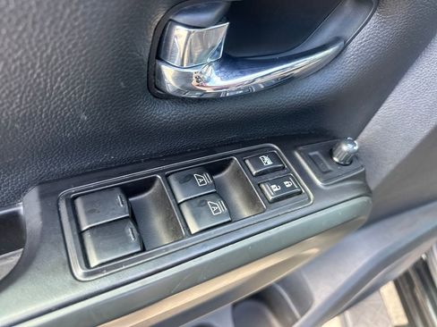 Used 2018 Nissan Titan SV w/ SV Convenience Package AWD/4WD image 9
