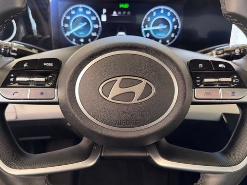 Certified 2025 Hyundai Elantra Limited FWD image 9