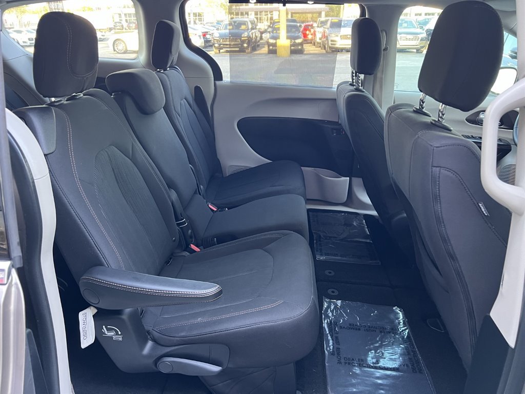 Used 2018 Chrysler Pacifica Touring Plus w/ Tire & Wheel Group FWD image 16