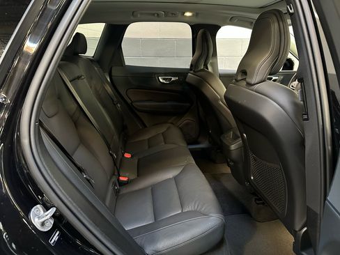 Used 2025 Volvo XC60 B5 Plus image 11