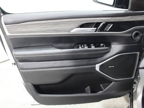 Used 2024 Jeep Wagoneer L Series II w/ Flexible Seating Group AWD/4WD image 6