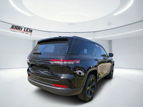 New 2025 Jeep Grand Cherokee Altitude RWD image 3