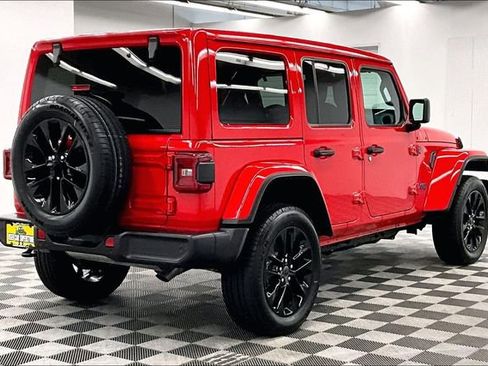 Used 2025 Jeep Wrangler Unlimited Sahara AWD/4WD image 14