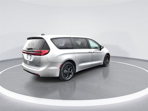 Used 2023 Chrysler Pacifica Limited w/ S Appearance Package image 8