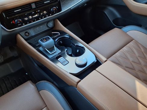 Certified 2025 Nissan Rogue Platinum w/ Tech Package image 16