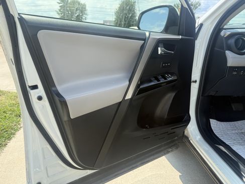 Used 2018 Toyota RAV4 Limited FWD image 19