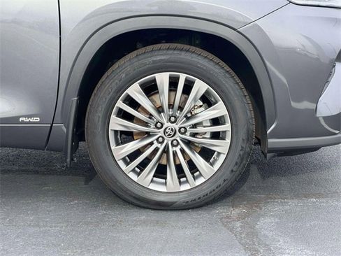 Used 2025 Toyota Highlander Platinum image 7