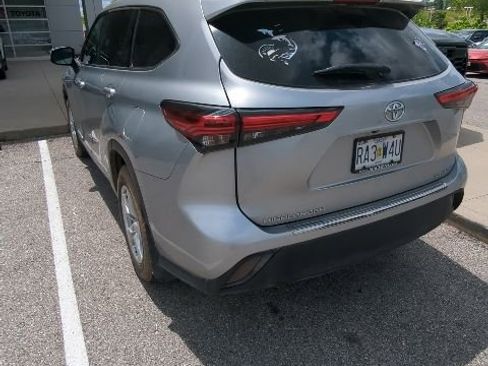 Used 2022 Toyota Highlander LE AWD/4WD image 8