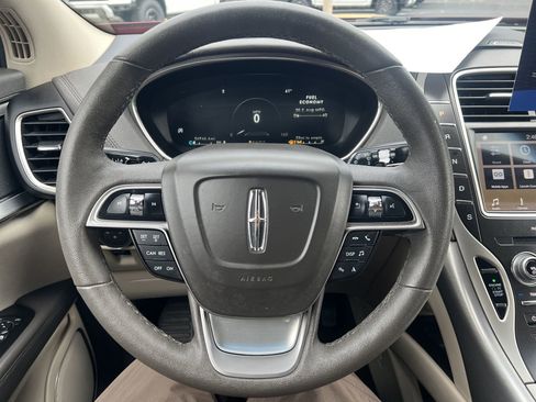 Used 2019 Lincoln Nautilus FWD image 11