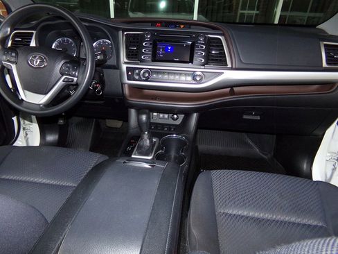 Used 2019 Toyota Highlander LE AWD/4WD image 29