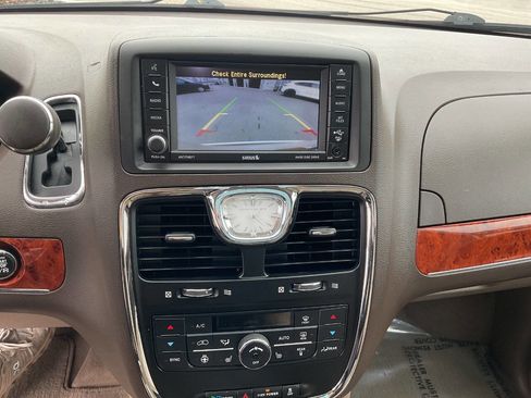 Used 2016 Chrysler Town & Country Touring w/ Driver Convenience Group image 20