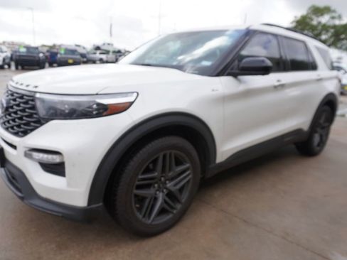 Used 2023 Ford Explorer ST-Line w/ Class IV Trailer Tow Package image 3