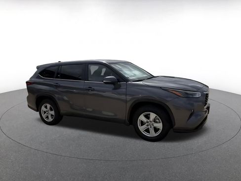 Used 2025 Toyota Highlander LE image 2