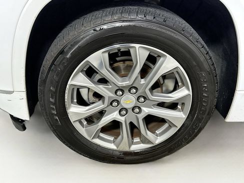 Used 2018 Chevrolet Traverse Premier w/ Driver Confidence II Package FWD image 24