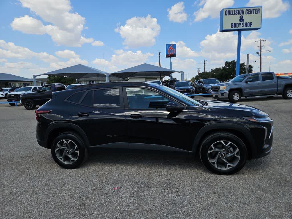 Used 2025 Chevrolet Trax LT FWD image 9