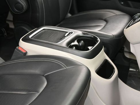 Used 2024 Chrysler Pacifica Select image 48