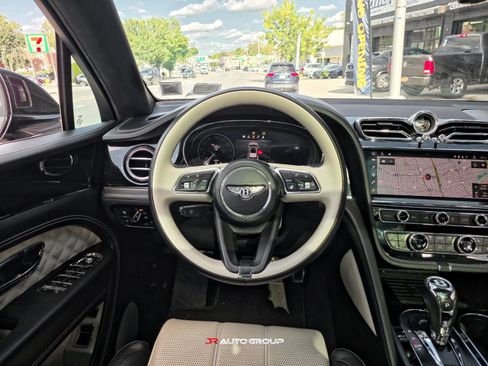 Used 2021 Bentley Bentayga AWD/4WD image 25