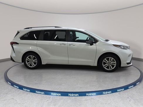 Certified 2023 Toyota Sienna XSE AWD/4WD image 4