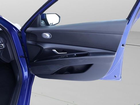 Used 2021 Hyundai Elantra SE image 17