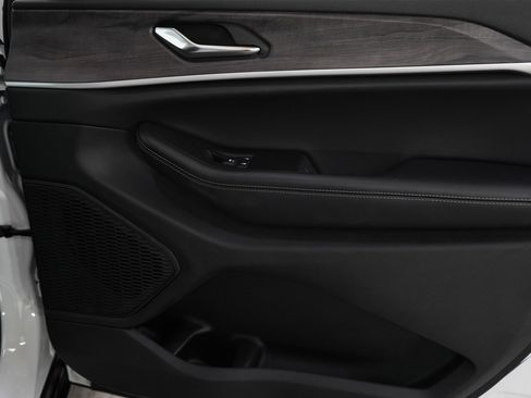 Used 2024 Jeep Grand Cherokee L Limited w/ Luxury Tech Group II image 9