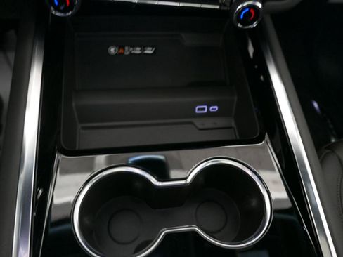 Used 2025 Chevrolet Suburban High Country AWD/4WD image 15