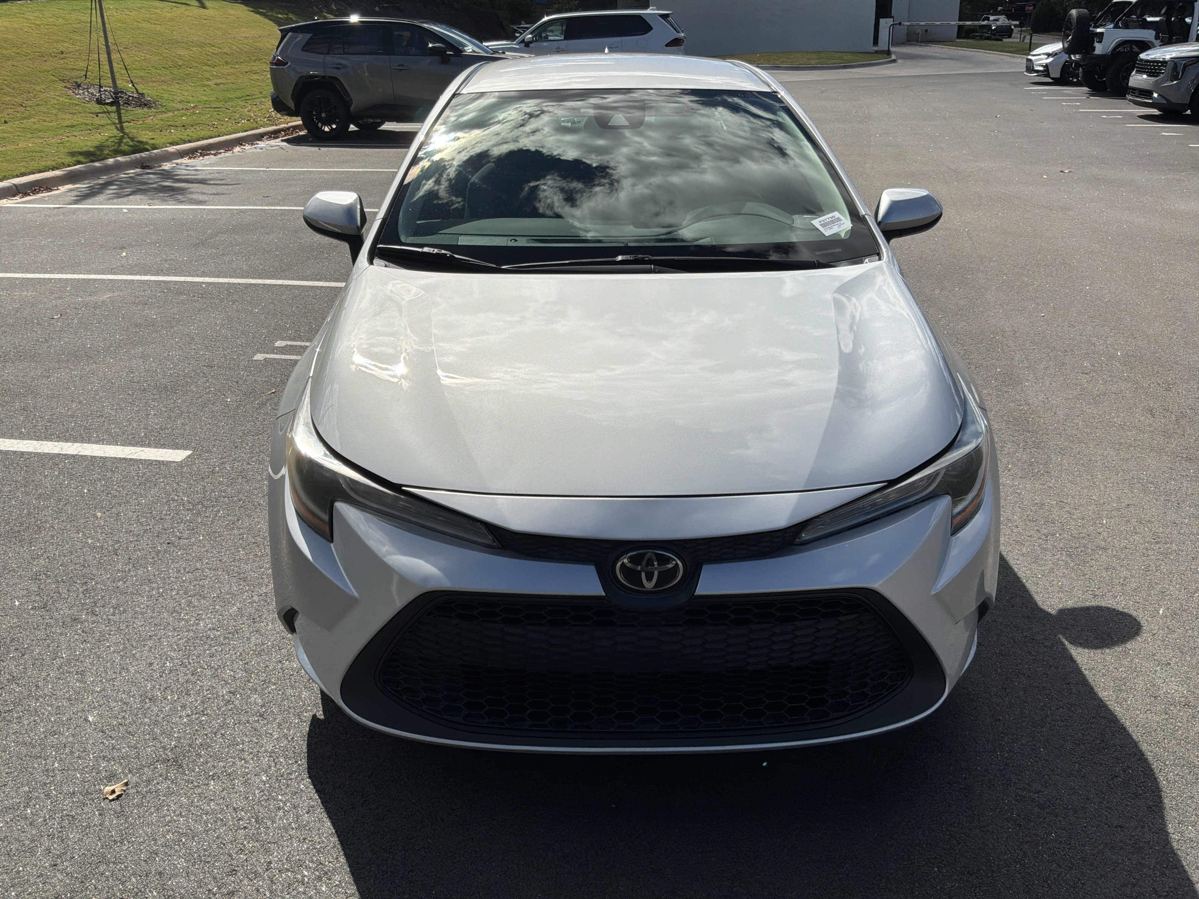 Used 2022 Toyota Corolla LE FWD image 3