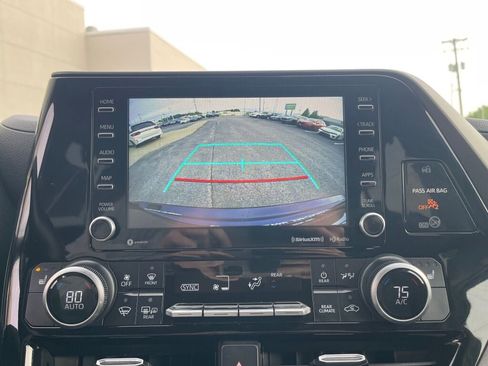 Used 2021 Toyota Highlander XLE AWD/4WD image 13