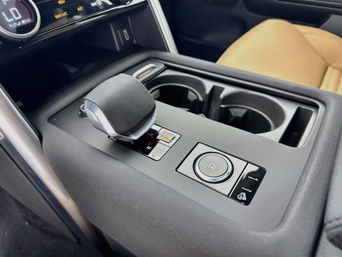 New 2026 Land Rover Discovery Limited Edition AWD/4WD image 17