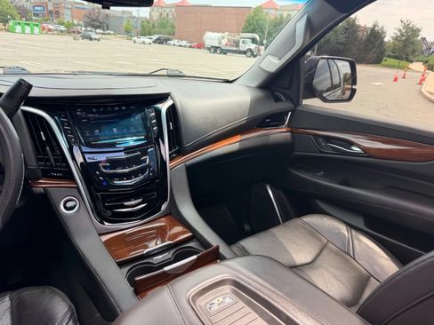 Used 2020 Cadillac Escalade ESV Luxury AWD/4WD image 27